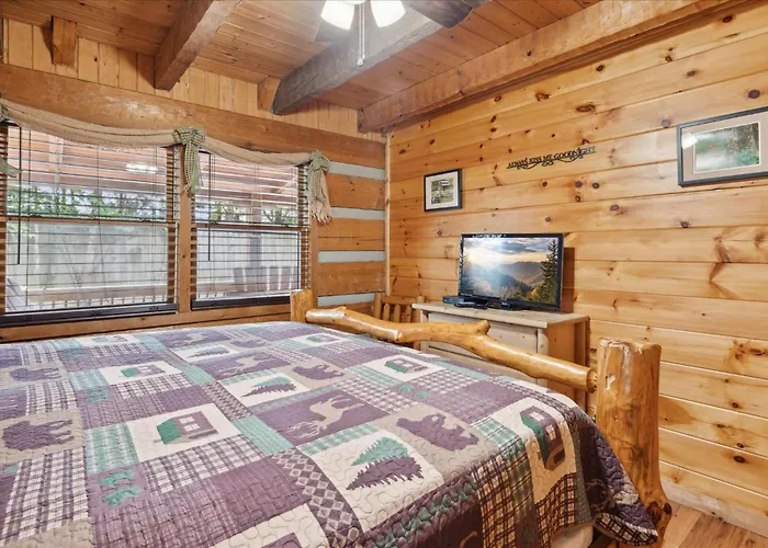 A Charming Cabin, Pool, Firepit, Hot Tub-Jacuzzi