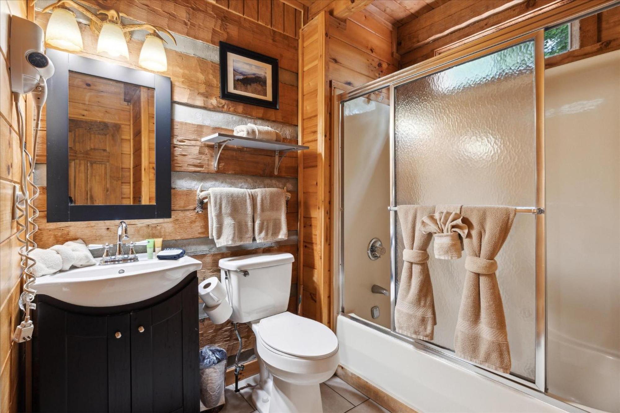 A Charming Cabin, Pool, Firepit, Hot Tub-jacuzzi Holiday home
